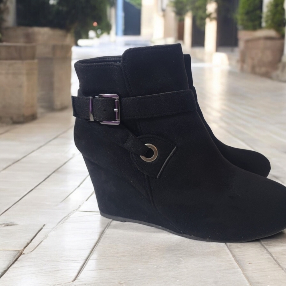 Alexis Bendel woman's size 9 Heeled (3") zip-up boots. - Picture 3 of 10